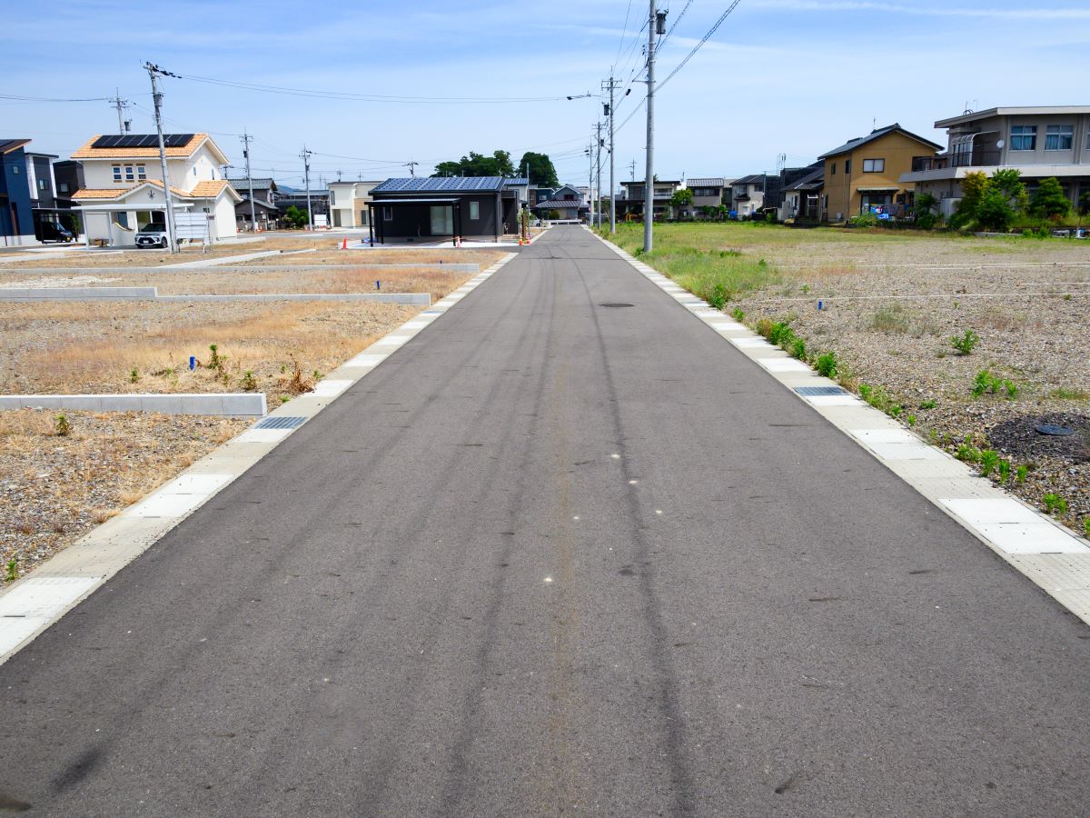 分譲地東側の道路の様子です。　