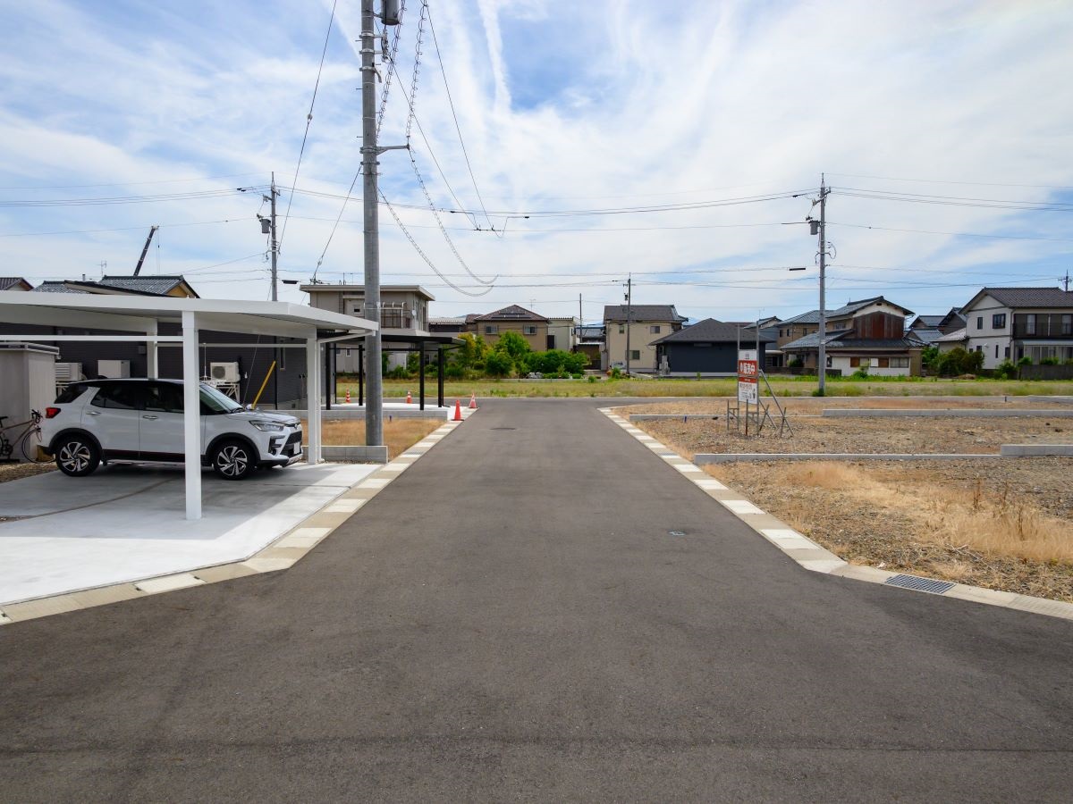 [区画2-9～2-11、3-2]前面道路の様子です。商業施設が近く、仕事終わりのお買い物にも便利です。　