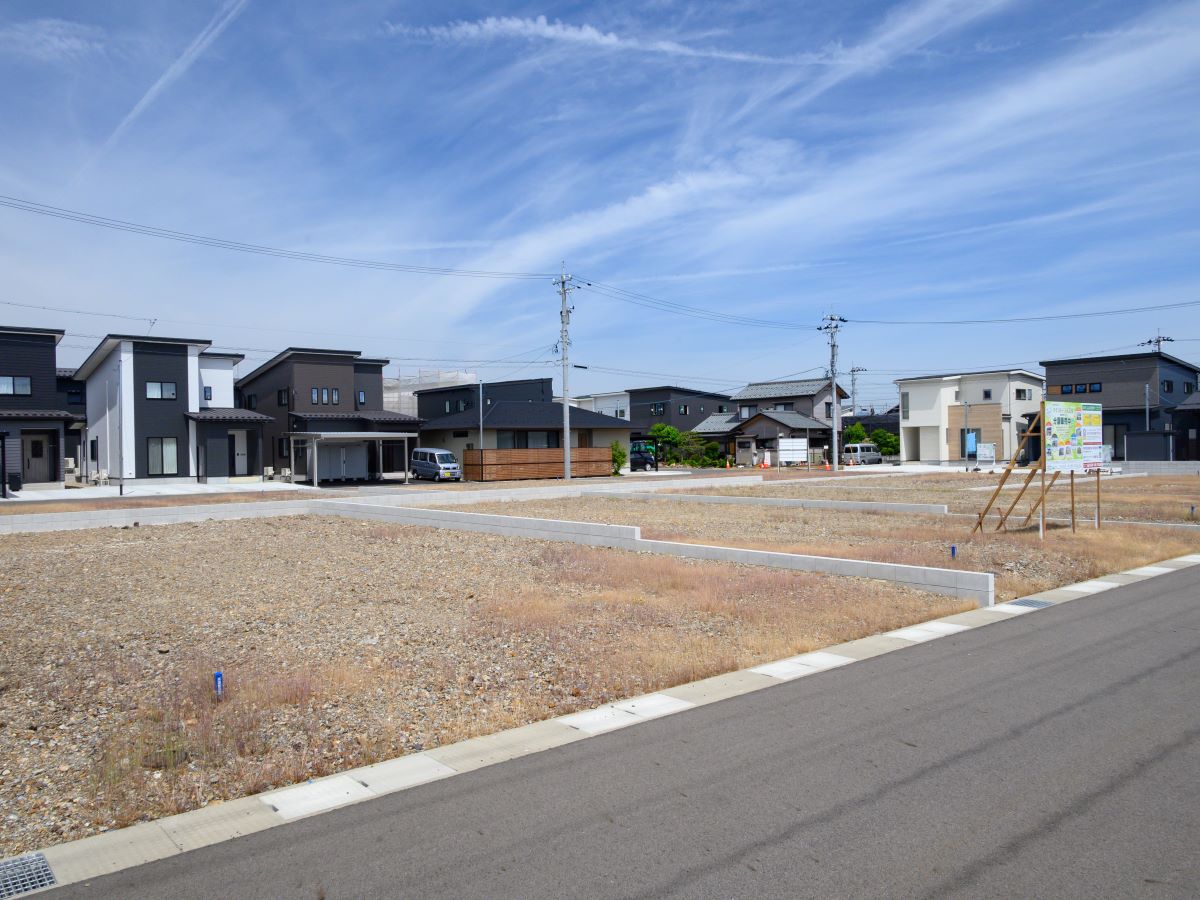 [区画3-4、3-5、3-6]大きい道路へもすぐに出られ、お出かけや通勤時に便利です。　