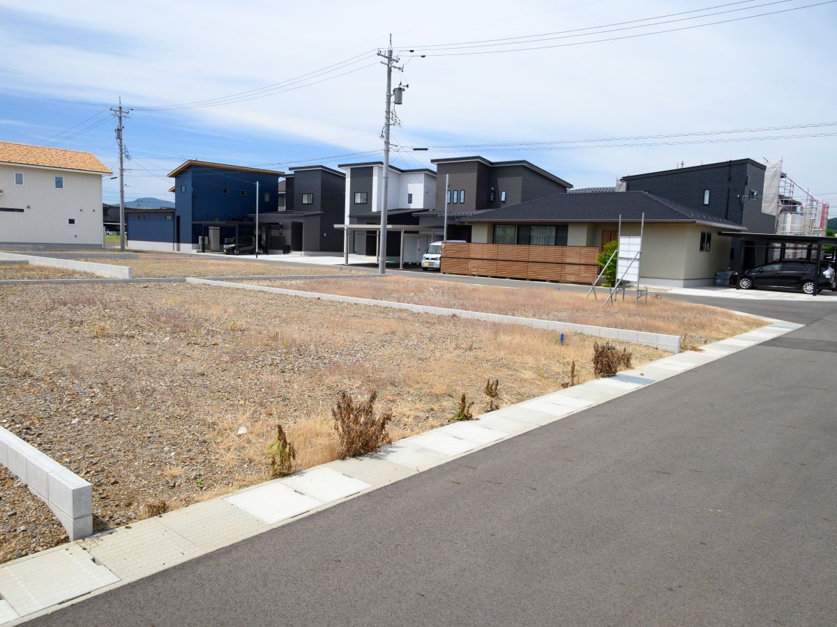 [区画3-10、3-11]前面道路が6mありゆとりをもって駐車することができます。　