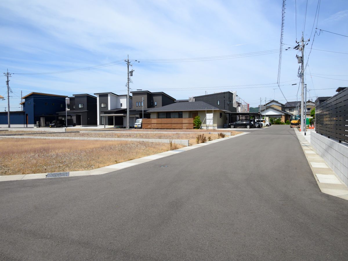 [区画3-10、3-11]前面道路の様子です。便利と、心安らぐリフレッシュタイムが隣り合う分譲地です。　