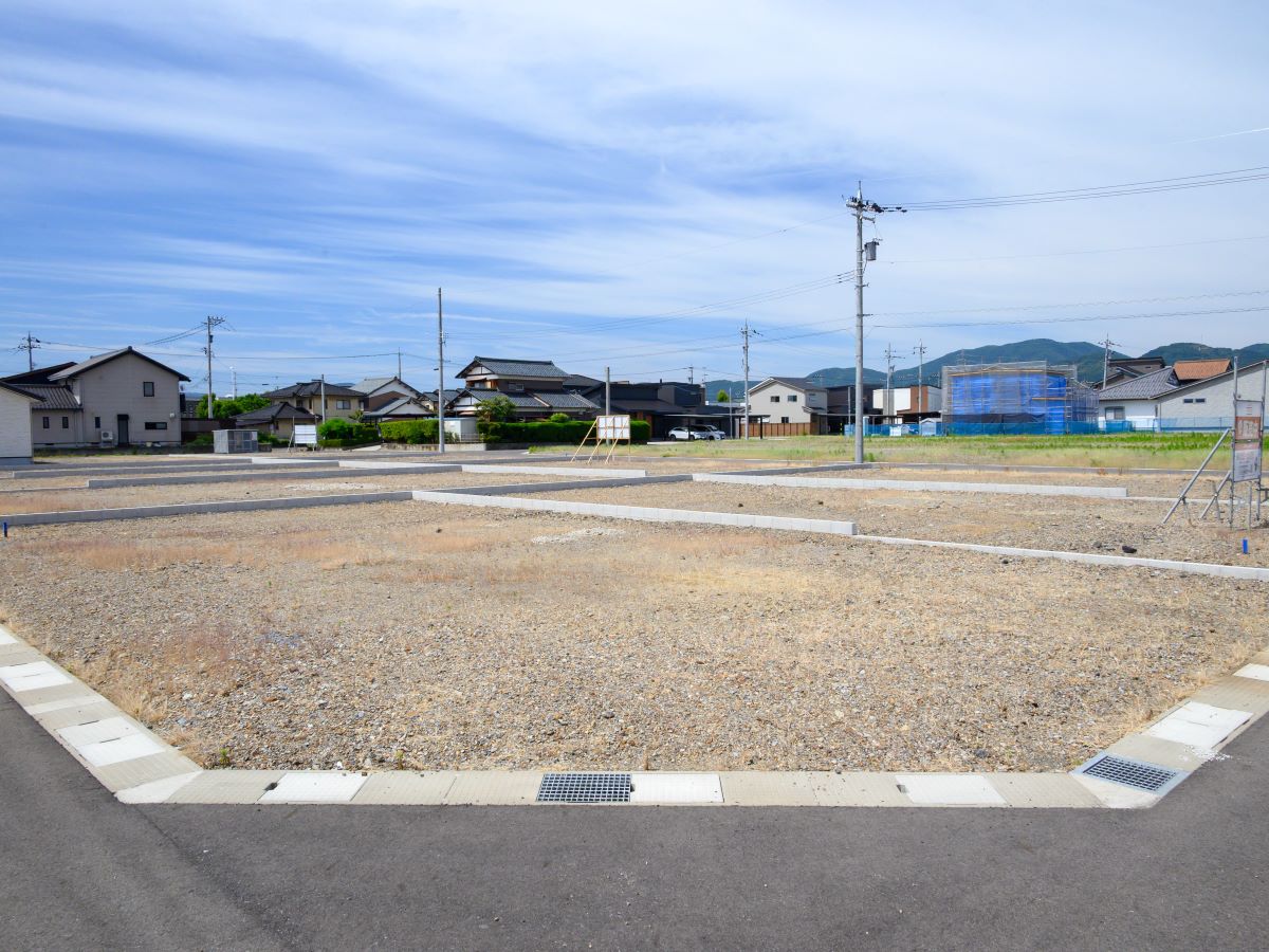 全区画60坪以上の広さを確保したことで、隣の家との距離にもゆとりが生まれ、日差しや風をたっぷりと感じられる住まいが実現します。全19区画の美しく整備された空間は、小さなお子様がいるご家庭でも安心。のびのびと深呼吸したくなるような、心地よい日々が続きます。