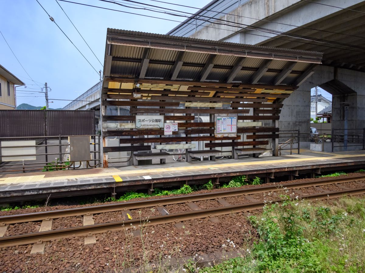 北陸新幹線「越前たけふ駅」から東京駅へ約3時間8分のダイレクトアクセス！<BR>出張やご旅行がグッと身近になります。<BR>また「福井駅」へ最短約15分、「武生IC」へ車で約10分と、<BR>県内外へ自在に繋がる交通手段の幅広さが魅力です。<BR><BR>【電車利用】<BR>福井鉄道「スポーツ公園駅」から「福井駅」まで約57分<BR>ハピラインふくい線「武生駅」から福井駅まで約15～22分<BR>北陸新幹線「越前たけふ駅」から東京駅まで約3時間8分<BR>※通勤時間帯の普通・快速列車、新幹線の時間目安<BR><BR>【自家用車利用】<BR>「武生IC(北陸自動車道)」分譲地から車で約10分(約5.1km)<BR>「小松空港(石川県)」まで分譲地から車で約1時間(約71.8km)<BR>※「武生IC」から北陸自動車道を利用の場合