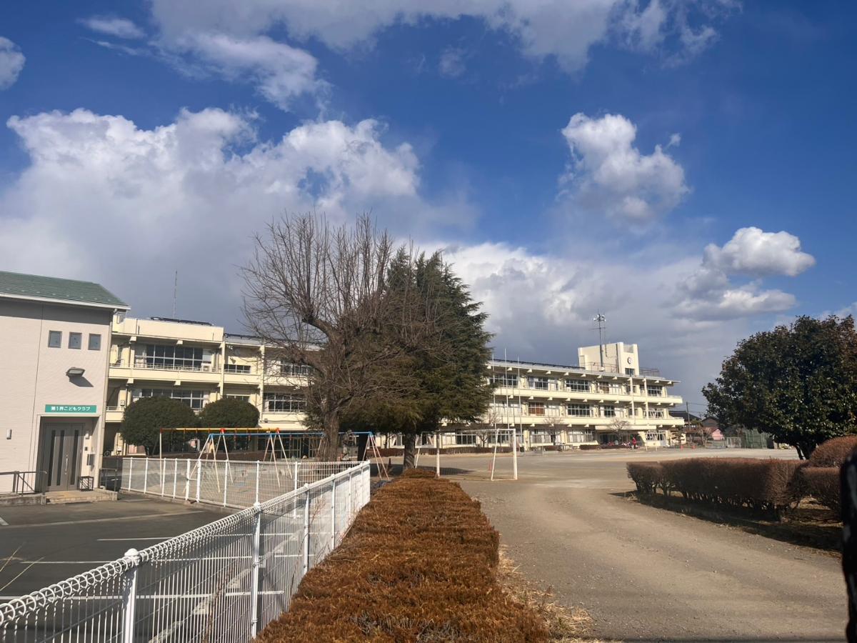佐野市立界小学校まで約2.5km（徒歩32分）　学区の小学校です。
【児童数】　379名（※2024年5月1日時点）