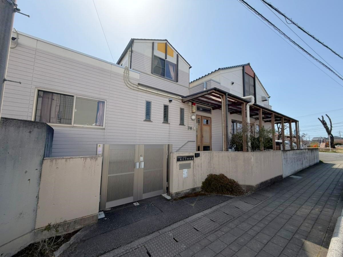 風の子保育園まで約550m（徒歩7分）　認可保育園です。
開園時間は、平日7:00～19:00(延長保育:18:00～19:00)、土曜日7:00～18:00(延長保育無し)となっており、平日は延長保育にも対応しています。
園庭もあり、子どもたちが自然の中でのびのびと過ごせる保育環境が整った地域の保育園です。