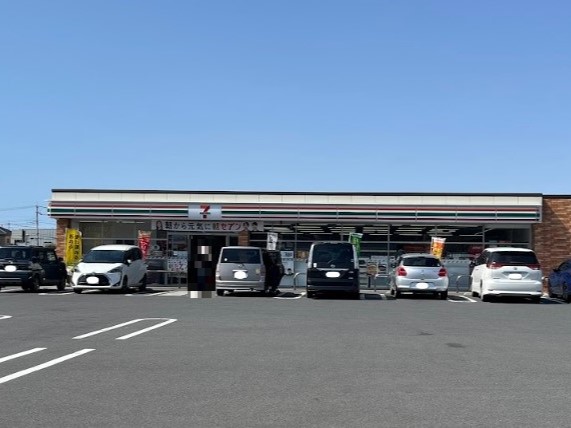 セブン-イレブン　佐野日本大学短期大学前店まで約700m（徒歩9分）　佐野日本大学短期大学(分譲地から約600m)の近くにある24時間営業のコンビニエンスストアです。
食品や日用品のお買い物のほか、ATMや公共料金の支払いなどにも対応しており、日常生活に便利なお店です。