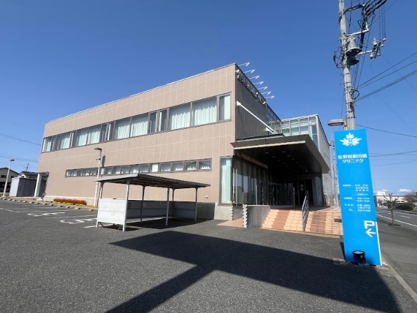 佐野利根川橋クリニックまで約500m（徒歩7分）　内科・外科・消化器科・泌尿器科が診療科目で、域密着型のクリニックです。
診療時間は 9:00～12:30／15:00～18:00、土曜日も午前診療を行っており、土曜午後・日曜・祝祭日・年末年始は休診となります。
人工透析施設も併設されており、地域のかかりつけ医として幅広い医療に対応されています。