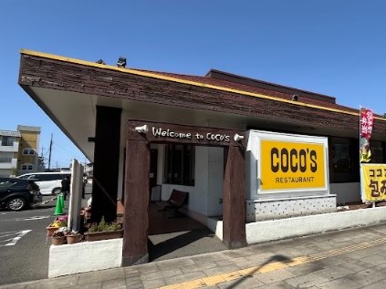 ココス　佐野新都心店まで約800m（徒歩10分）　ハンバーグやパスタなど様々な料理が楽しめ、ご家族での食事や気軽な外食にも利用しやすいお店です。