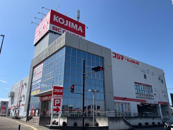 コジマ×ビックカメラ　佐野店まで約900m（徒歩12分）　テレビ・冷蔵庫・洗濯機などの生活家電をはじめ、パソコンやスマートフォンなど様々な商品を取り扱っております。

