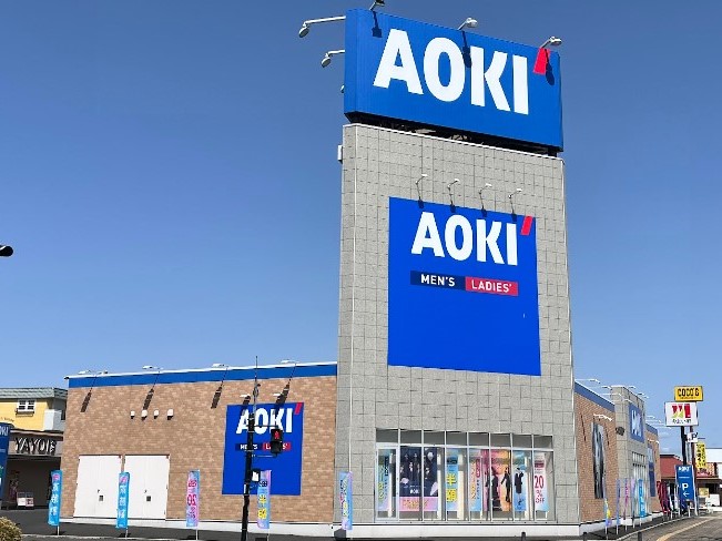 AOKI　佐野新都市店まで約900m（徒歩12分）　ビジネススーツやフォーマルウェアをはじめ、カジュアルウェアなど幅広い商品を取り扱っており、日常・仕事用などさまざまなシーンで利用可能です。
