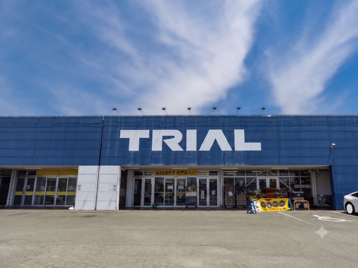 スーパーセンタートライアル 大牟田店まで約350m～450m（徒歩5分～6分）　食品・日用品だけでなく、カー用品や園芸用品、化粧品など幅広い商品が並ぶ、家計に優しいスーパーです♪【営業時間】24時間営業　※売場やサービスにより営業時間が異なるため、詳細は公式HPをご確認ください