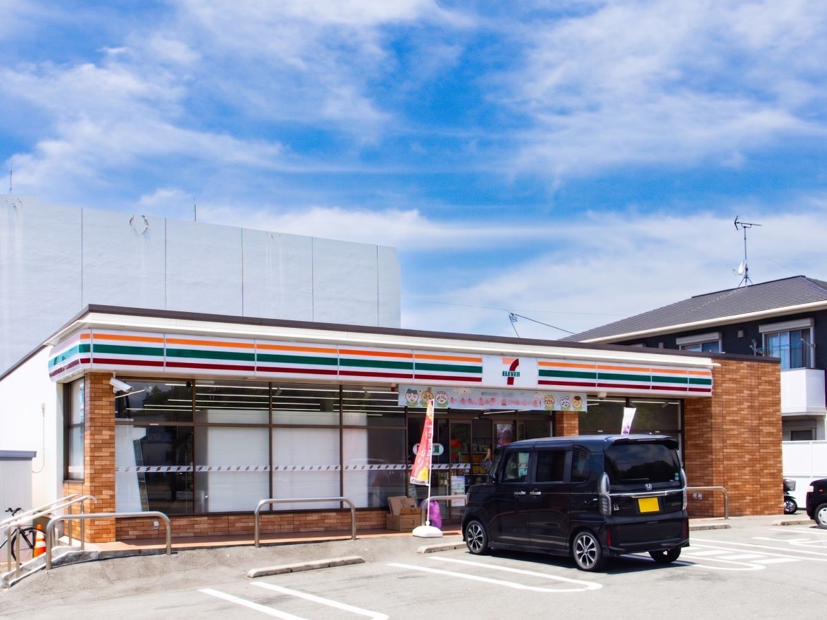 セブン-イレブン 大牟田西浜田店まで約600m～700m（徒歩8分～9分）　24時間営業なので、深夜の急なお買い物にもすぐ対応できます！日々の生活のすぐそばにあると、安心感が違いますよね。