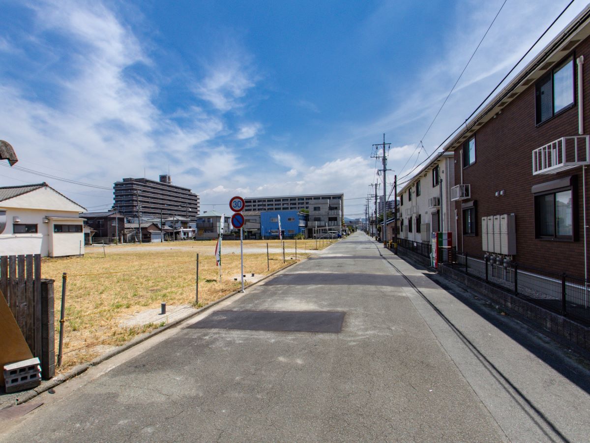 南側道路も綺麗に整備されていますね！小さなお子様も、ご高齢の方も安心です。　