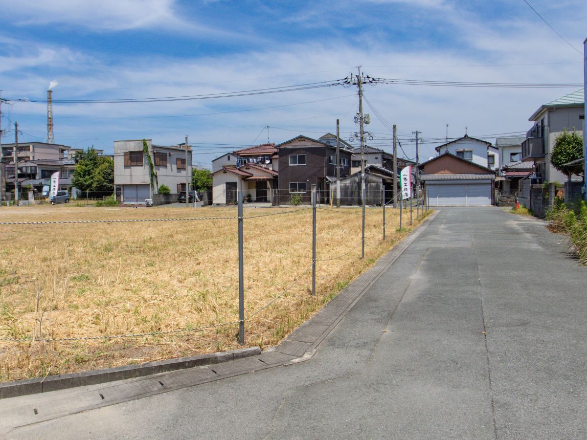 車通りも落ち着いているので、お散歩も楽しめますよ！(東側道路の様子)　