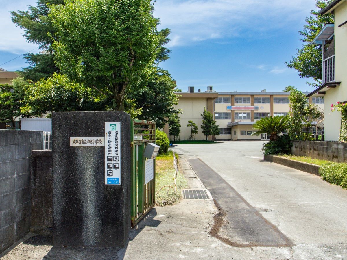 大牟田市立中友小学校まで約900m～1km（徒歩12分～13分）　「元気に登校、笑顔で下校」をコンセプトに、人権教育に根ざしたあたたかな児童の育成をめざしている小学校です。