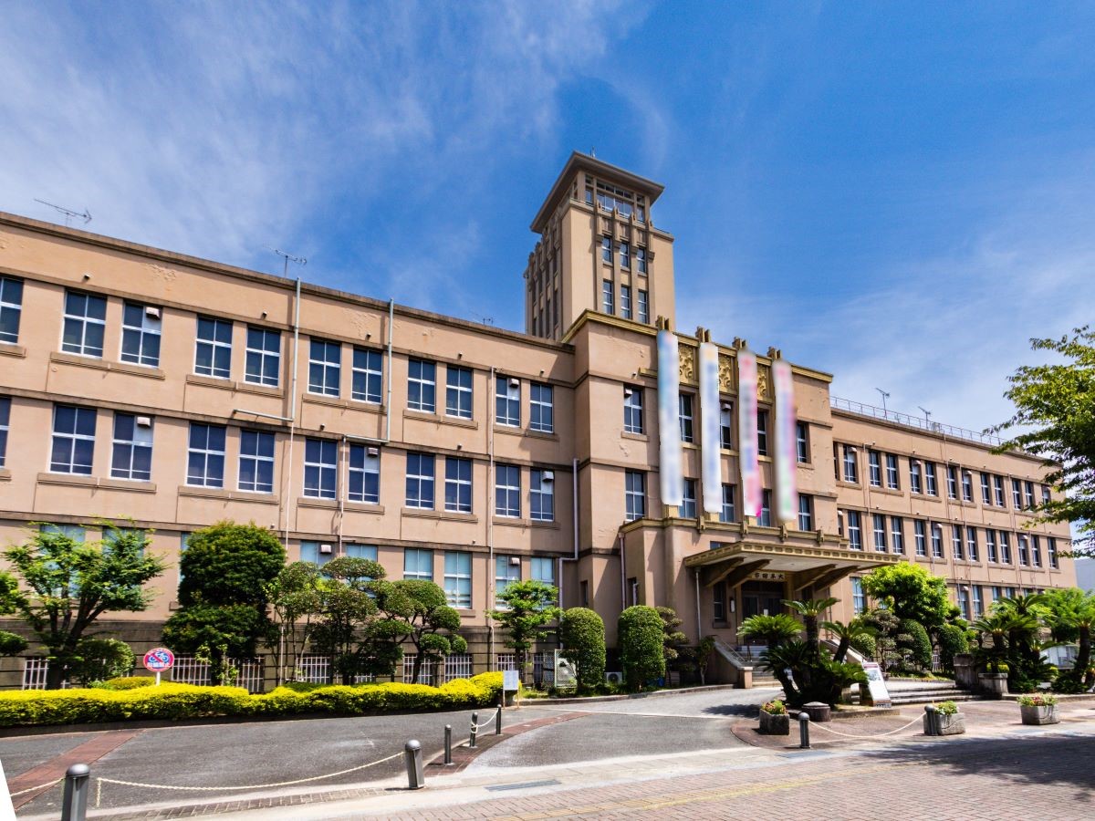 大牟田市役所まで約1.3km（徒歩17分／車で約6分）　各種相談、住民票所得や印鑑証明発行などの手続きが可能です。本庁舎旧館は、国登録有形文化財に登録されています。