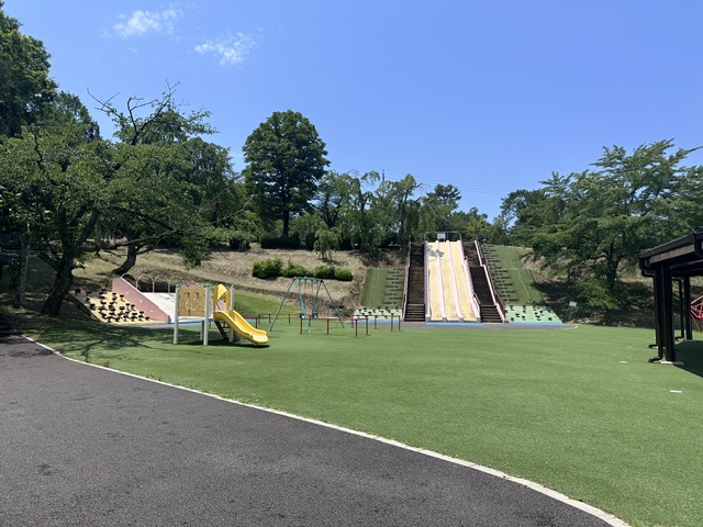 悠久山公園まで約1km（徒歩13分／車で約4分）　敷地内にある悠久山小動物公園の開園時間は9時～17時、郷土史料館の開館時間は9時～17時です。「大型すべり台」や「ふわふわドーム」がありお子様が楽しく遊ぶことのできる施設です。