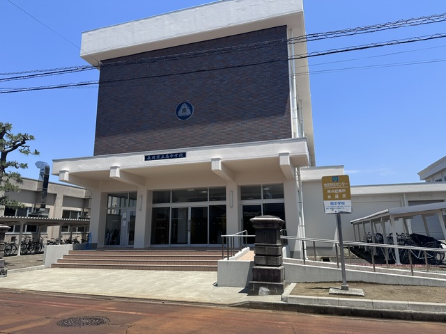長岡市立南中学校まで約2.8km（徒歩35分／車で約9分）　「自主・協和」を校風に、地域と共に特色のある学校づくりを推進しています。少し距離はありますが、3年間で体力がつき心身ともに成長できそうですね！