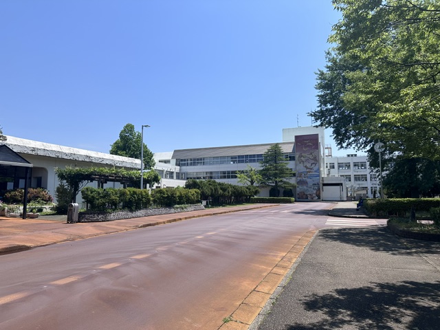 新潟大学附属長岡小学校・中学校まで約1.5km（徒歩19分／車で約5分）　国立の小中連携校です。教育目標は「知性と品位をもち　社会を興す人となろう」です。