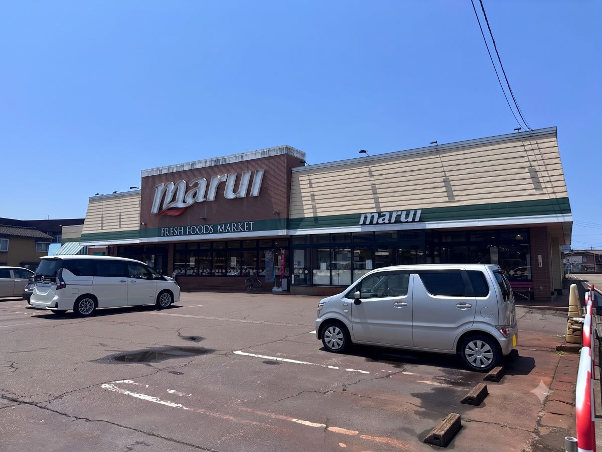 マルイ 長岡学校町店まで約1.4km（徒歩18分／車で約3分）　地域の方に愛されているスーパーです。日々のお買い物はもちろん、お仕事帰りにも寄ることができ便利ですね！駐車場もゆとりがあります。【営業時間】9：00～22：00