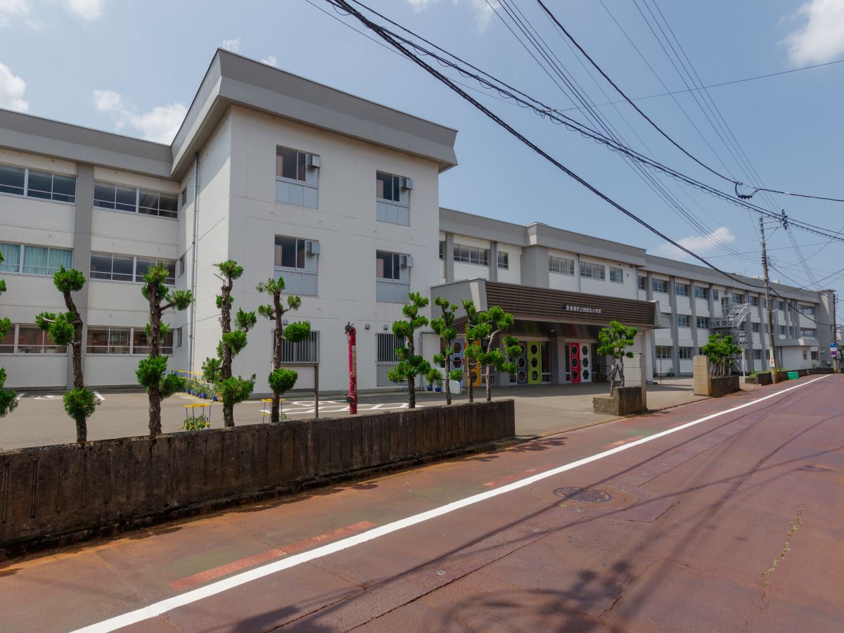 長岡市立四郎丸小学校まで約1.7km（徒歩22分／車で約4分）　「手をとり合って大きく伸びる子」を教育目標として掲げています。学校・家庭・地域は「子育ての教育パートナー」として様々な行事や授業、お子様の安全に関わっています。