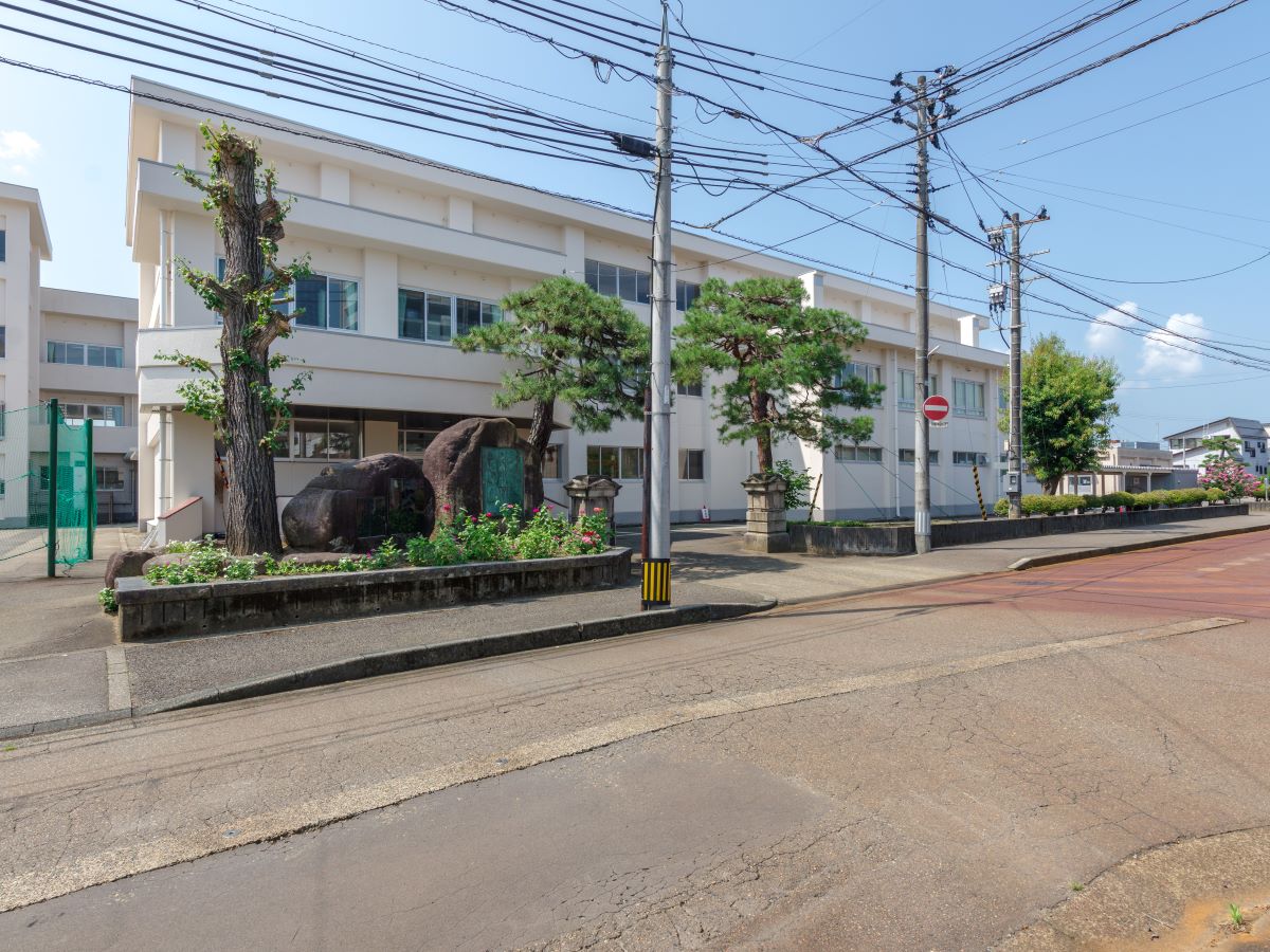 長岡市立南中学校まで約2.8km（徒歩35分／車で約9分）　「自主・協和」を校風に、地域と共に特色のある学校づくりを推進しています。少し距離はありますが、3年間で体力がつき心身ともに成長できそうですね！