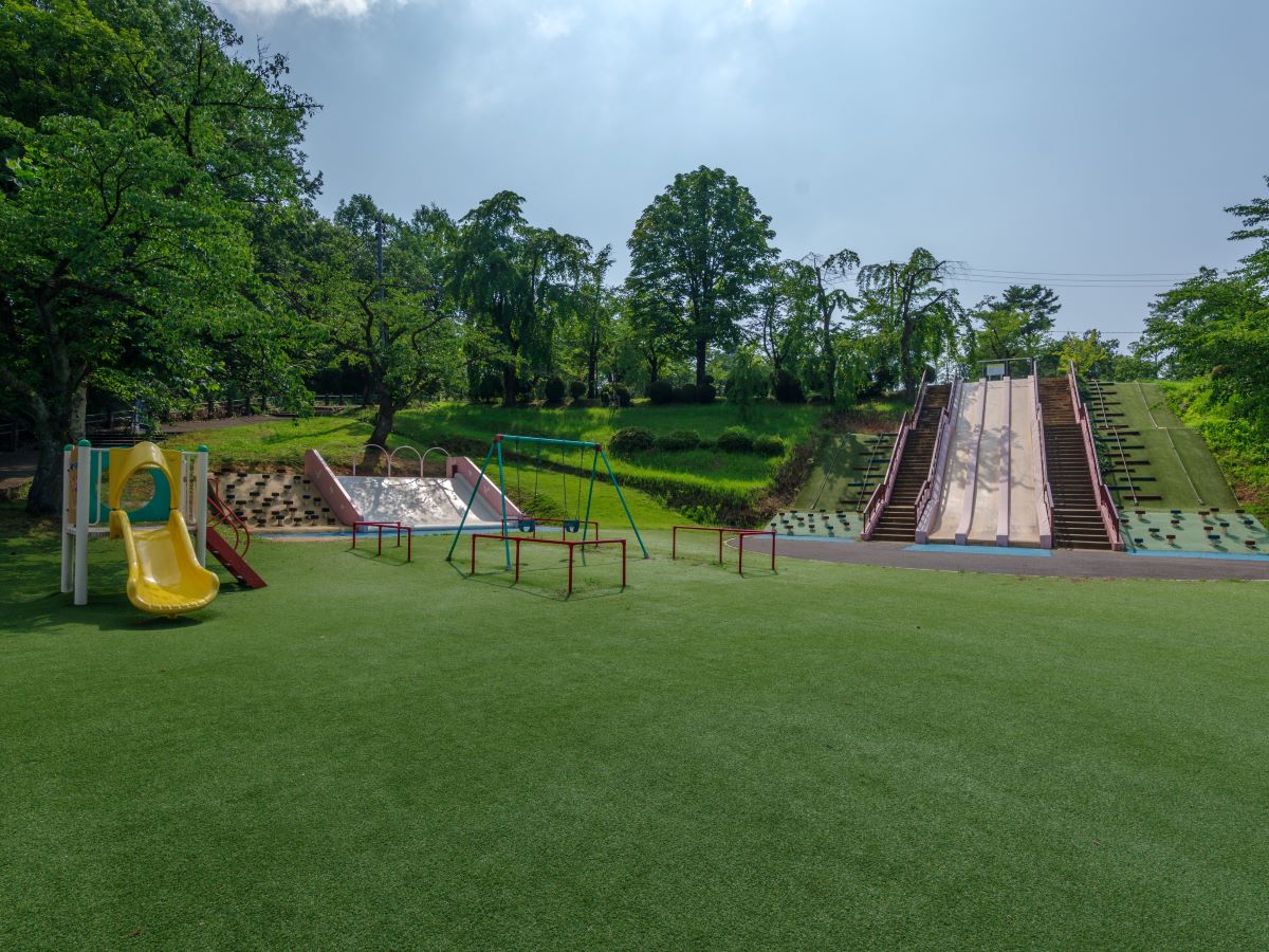 悠久山公園まで約1km（徒歩13分／車で約4分）　敷地内にある悠久山小動物公園の開園時間は9時～17時、郷土史料館の開館時間は9時～17時です。「大型すべり台」や「ふわふわドーム」がありお子様が楽しく遊ぶことのできる施設です。