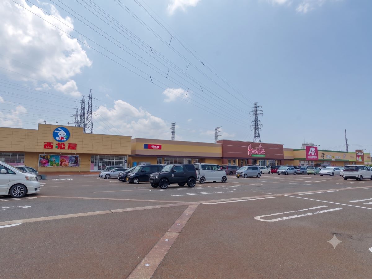 アクロスプラザ長岡まで約1.8km～1.9km（徒歩23分～24分／車で約6分）　スーパーやドラッグストアなど多様な店舗が集まる大型商業施設です。日常の買い出しや用事が一気に済みます！