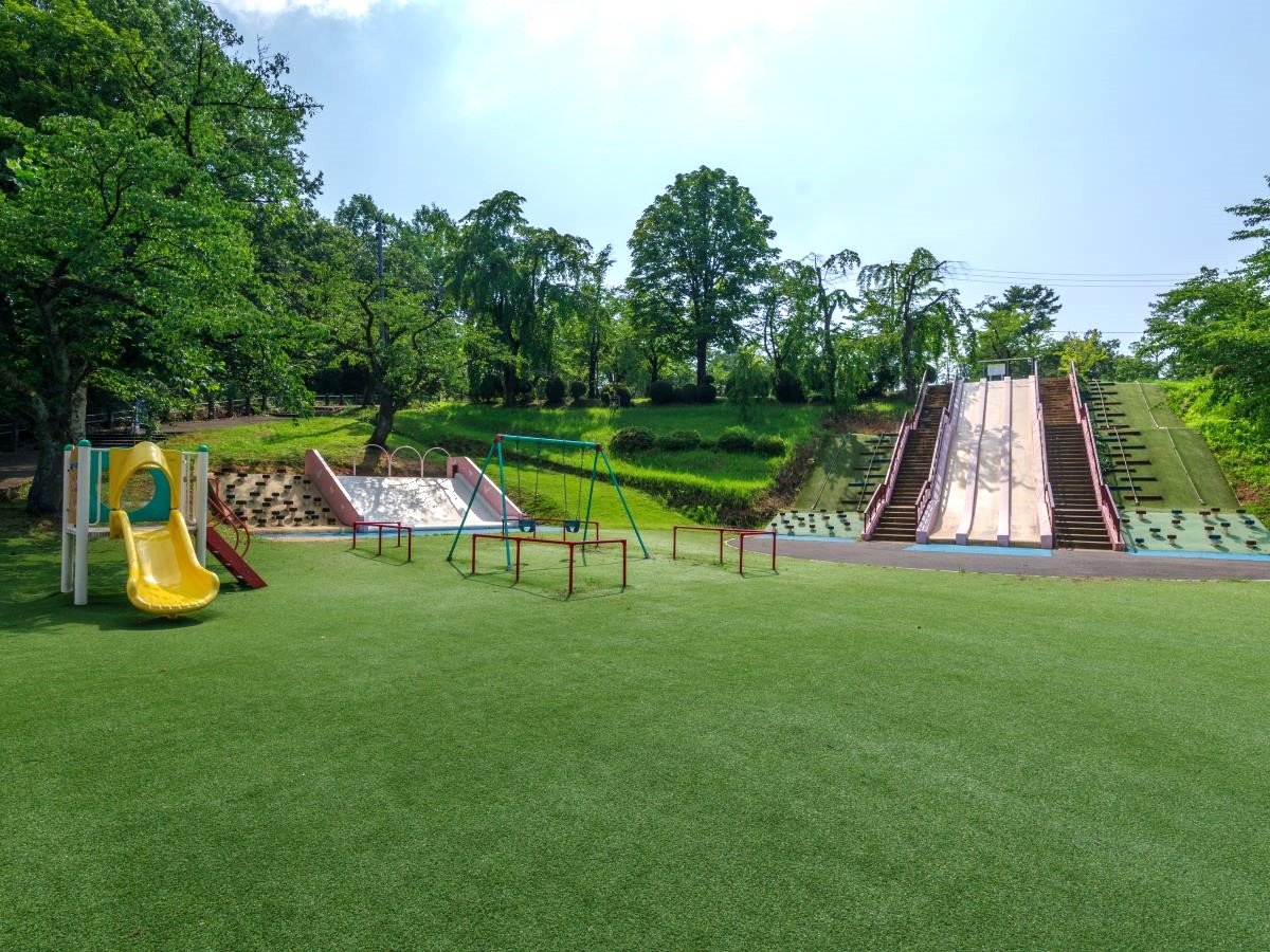 「悠久山公園」や「あおしの里長倉公園」が身近にあり、休日は家族でピクニックや遊具遊びを気軽に満喫できます。幼稚園も徒歩圏内にあり、小さなお子様がいるご家庭に寄り添うロケーション。四季の移ろいを感じながら、健やかな成長を見守ることができる穏やかなエリアです。<BR>