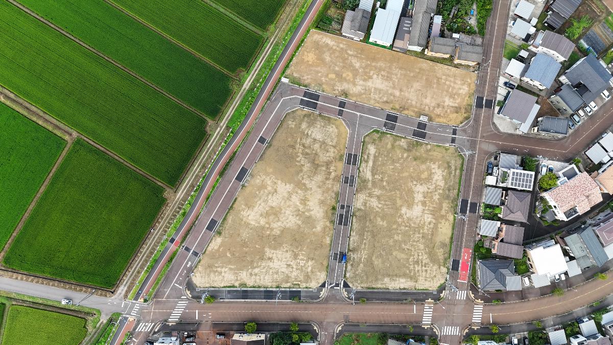 落ち着きのある住宅街に広がる、全31区画のコミュニティ。まとまった規模感だからこそ、ライフステージの近いファミリーが集まりやすいのが特徴です。親同士も子ども同士もフラットな関係を築きやすく、安心であたたかなご近所付き合いを育んでいけます。