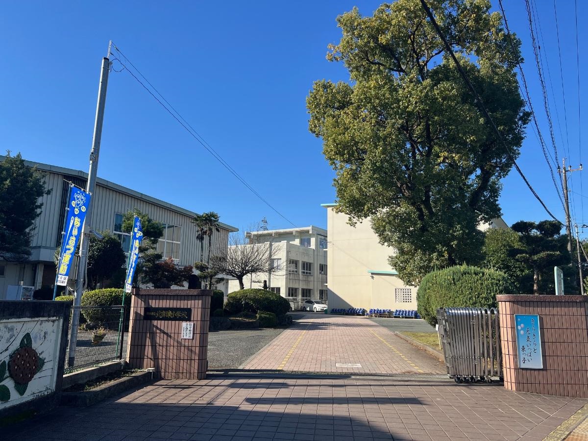 熊本市立川上小学校まで約1.7km（徒歩22分）　地域とともに、児童一人一人を大切にし、心身ともに健やかで、自ら学び将来を創造する力を持った児童の育成を目標としています。