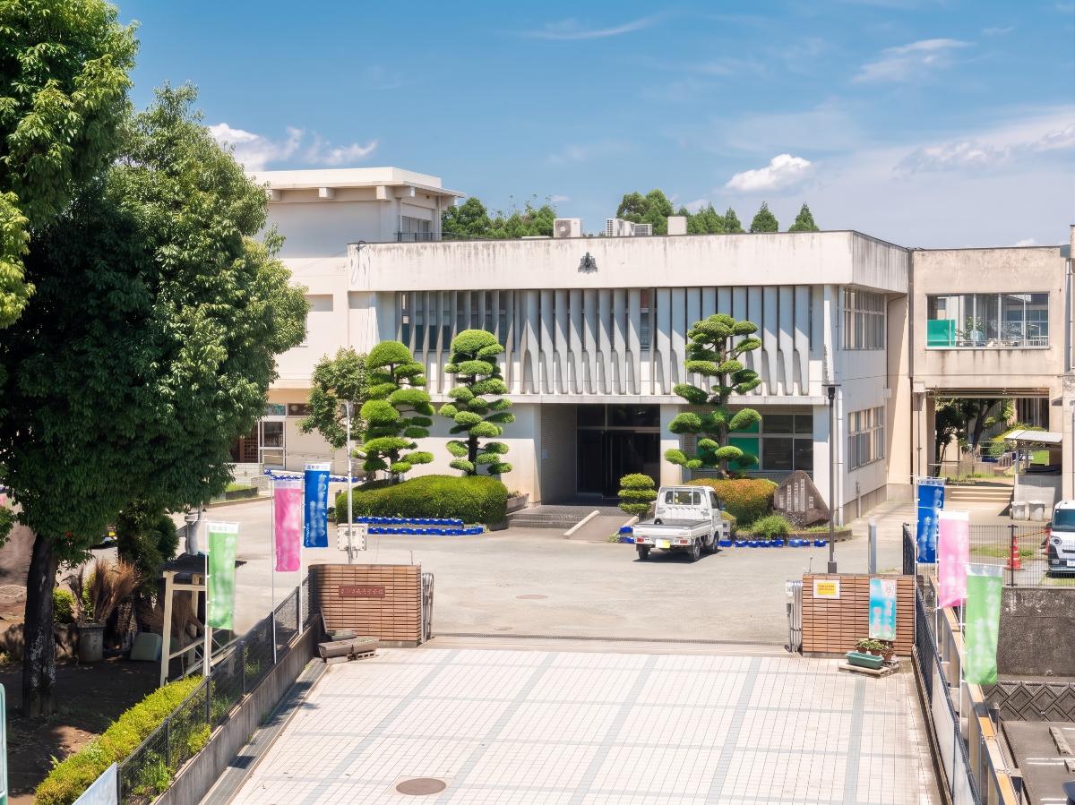 熊本市立川上小学校まで約1.6km～1.7km（徒歩20分～22分）　この学校では、「地域とともに、児童一人一人を大切にし、心身ともに健すこやかで、自ら学び将来を創造する力をもった児童の育成」を目標としています。