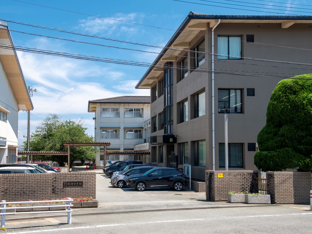 熊本市立北部中学校まで約1.8km～1.9km（徒歩23分～24分）　昭和25年に開校し、創立70年を超える歴史がある中学校です。「英知・感謝・躍動」を校訓としています。