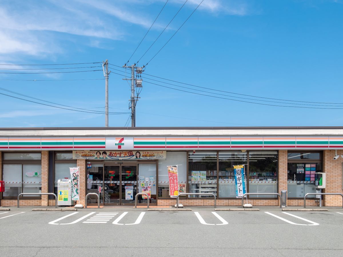 セブンイレブン熊本鹿子木町店まで約1.1km～1.2km（徒歩14分～15分）　急なお買い物に便利。惣菜・冷凍食品も充実！お忙しい中での奥様の時短に一役買ってくれそうです。