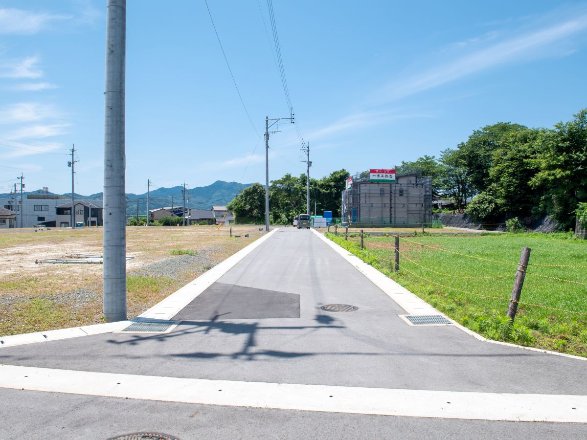 区画1～4前面道路　前面道路は約5m！お子様とのお散歩も楽しめます！　