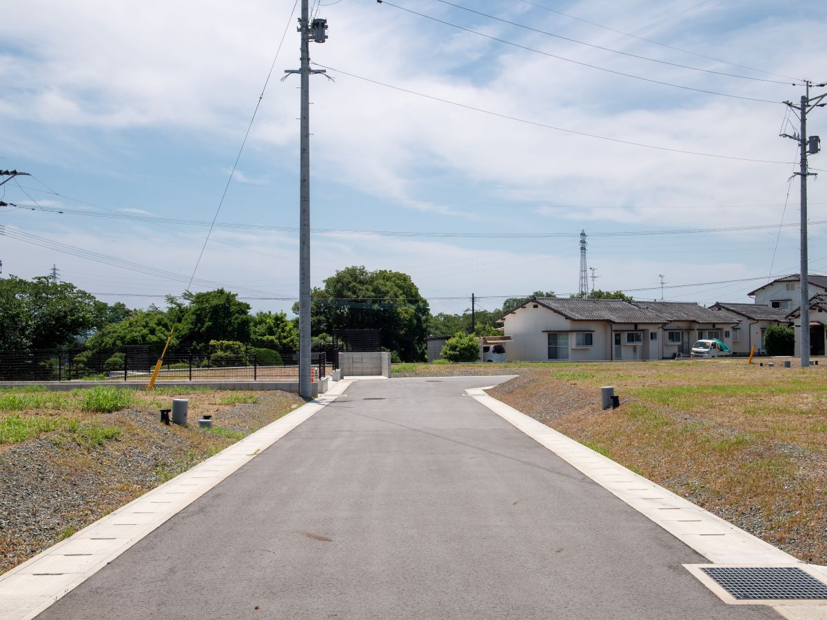 区画1、8の東側道路　舗装された綺麗な道路なので、自転車でも走行しやすいです。　