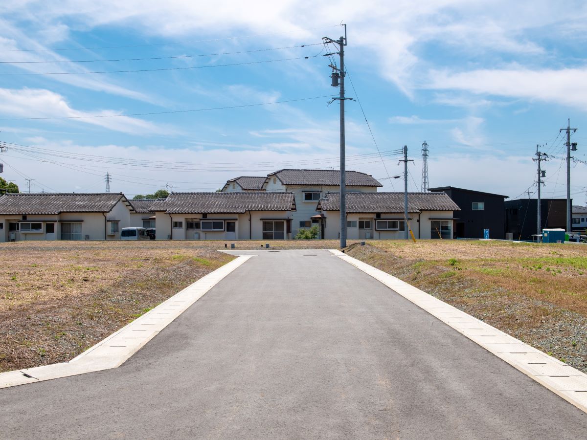 区画4、5南西道路　車通りが落ち着いているので、車の出し入れも余裕をもってできます。　