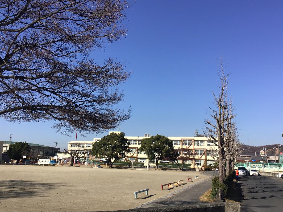各務原市那加前洞新町4丁目 土地 那加第三小学校まで 約950m 徒歩約12分 小学校近くてお子様の通学時のリスクが少ないです。