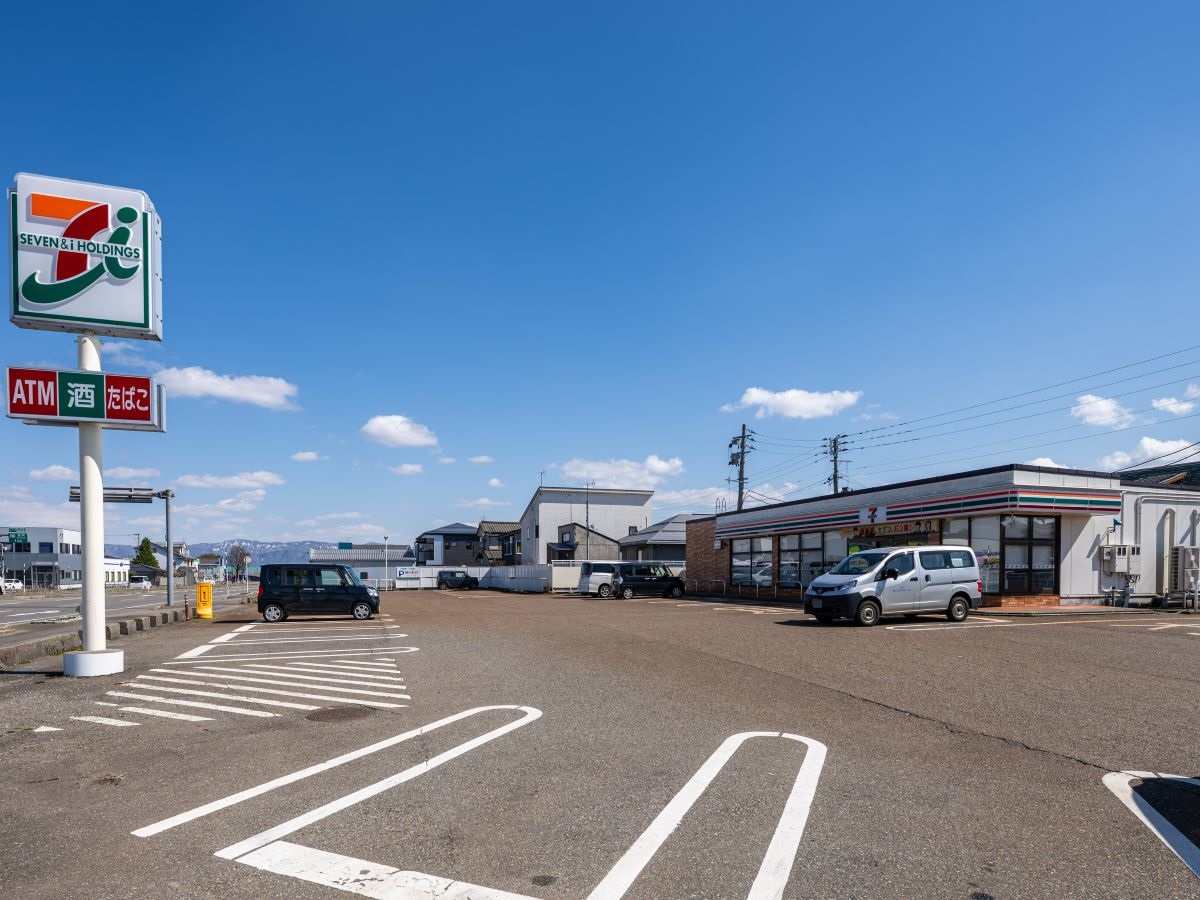 セブン-イレブン　長岡関原南店まで約1.5km（車で約6分）　急なお買い物に便利です。お惣菜・冷凍食品も販売しています！お忙しい中での奥様の時短に一役買ってくれそうです。