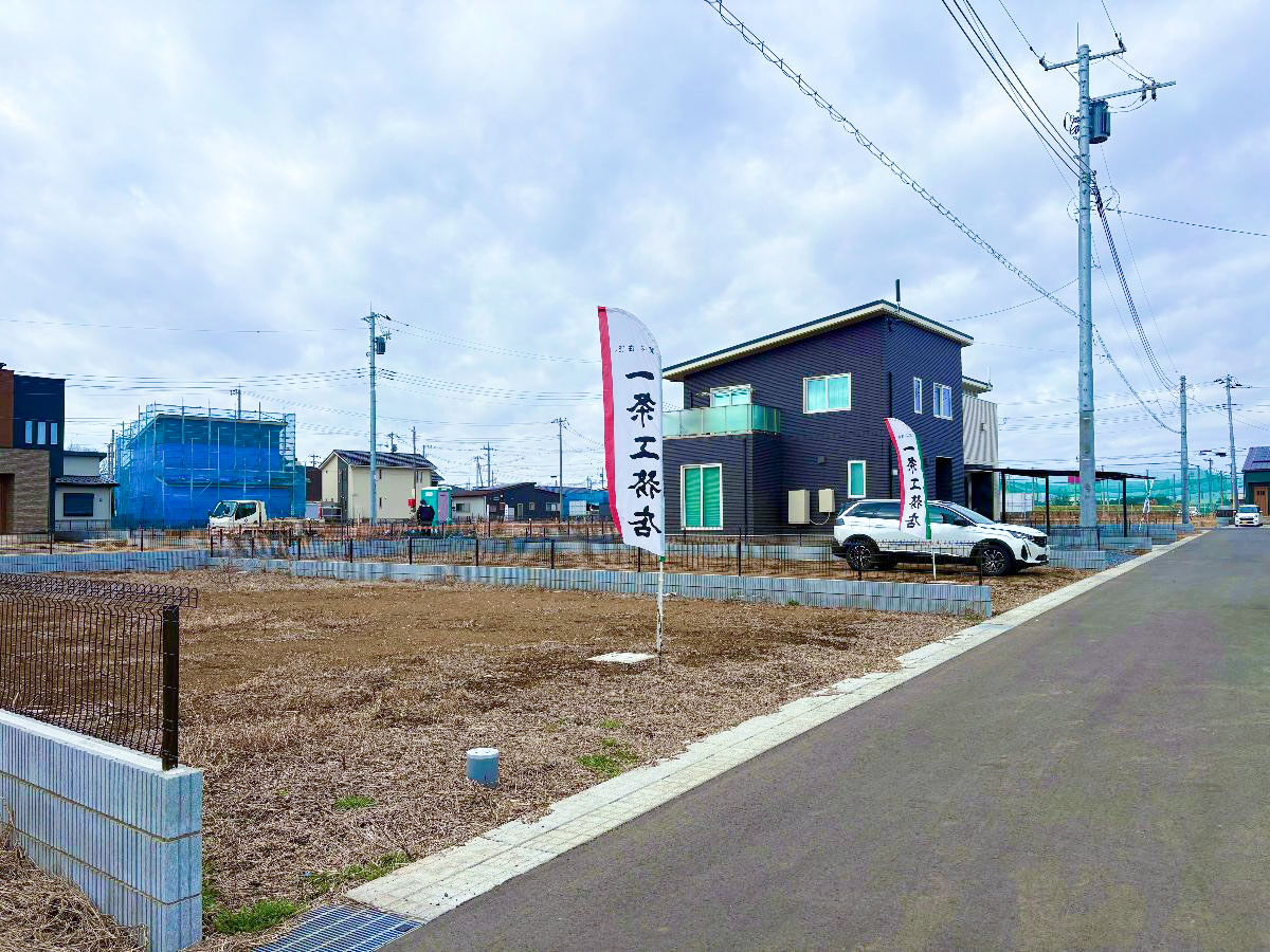 前面道路東側から撮影。　