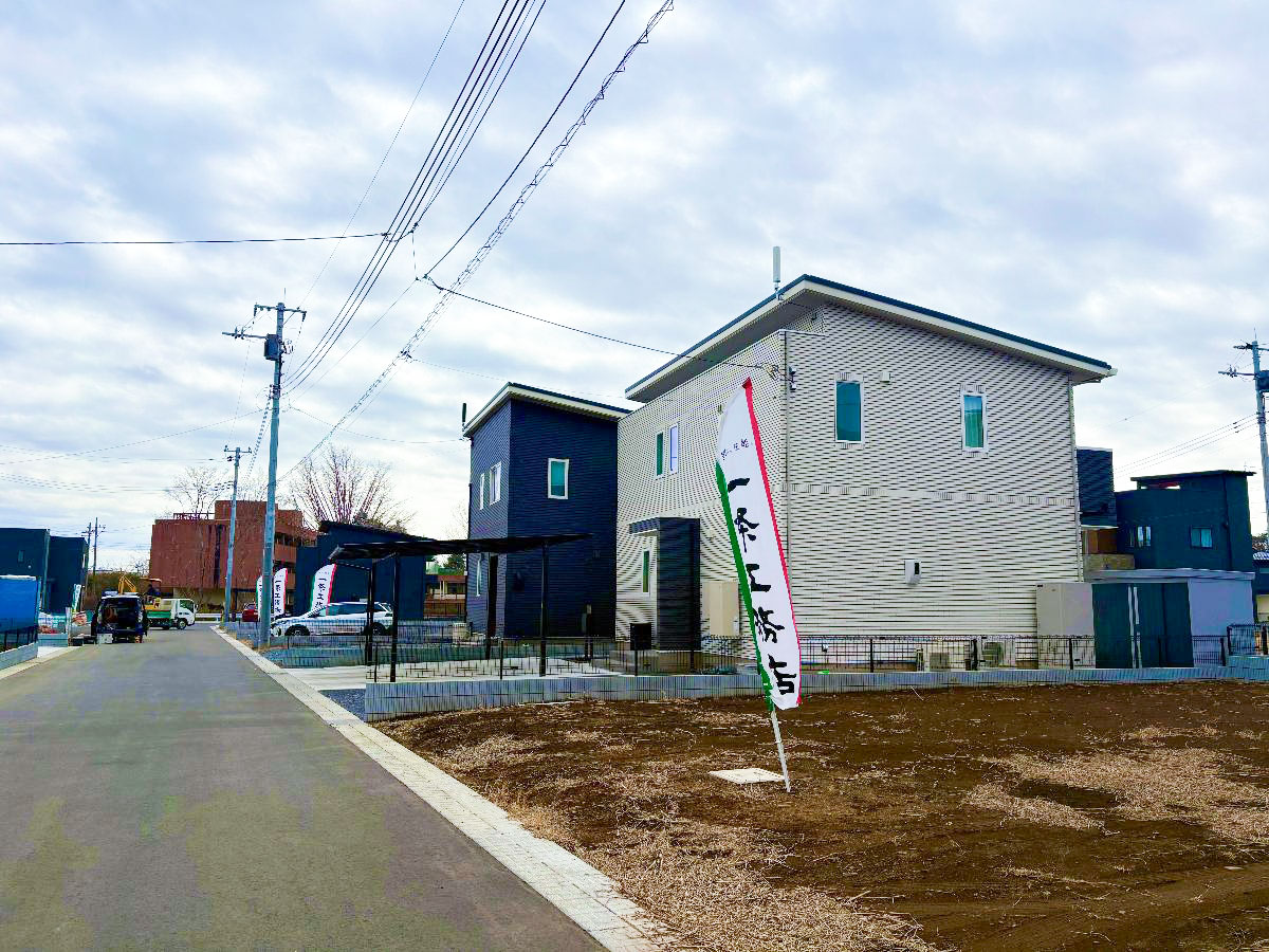 前面道路西側から撮影。　