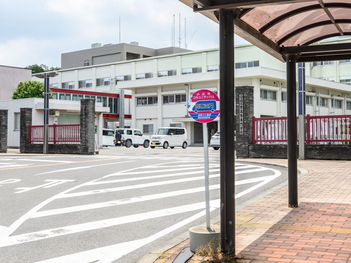 おーバス「高専正門」バス停留所まで約750m～850m（徒歩10分～11分）　城東中久喜線の停留所。イオンモールなどへアクセスでき、JR小山駅まで約25分で到着します。※最新の時刻表は運行会社様のHPなどをご確認ください。
