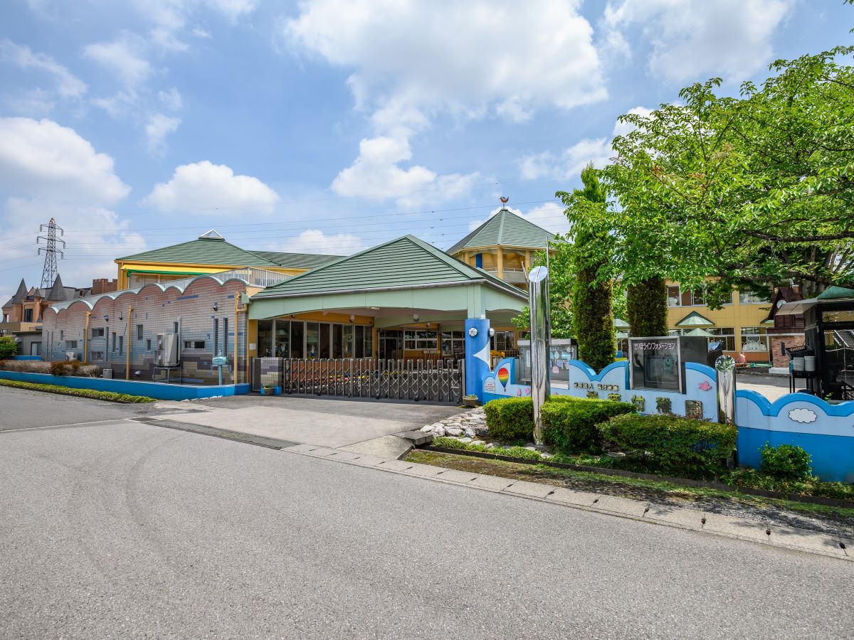 認定こども園 せいほう幼稚園まで約1.1km～1.2km（車で約4分～約5分）　「知育」「体育」「徳育」を三本柱とした、バランスのとれた教育を行なっています。イオンモール小山が近いため、送迎のついでにお買い物もできます。【開所時間】7:00～19:00　※区分によって保育(教育)時間が異なります。詳細は公式HPをご確認ください。