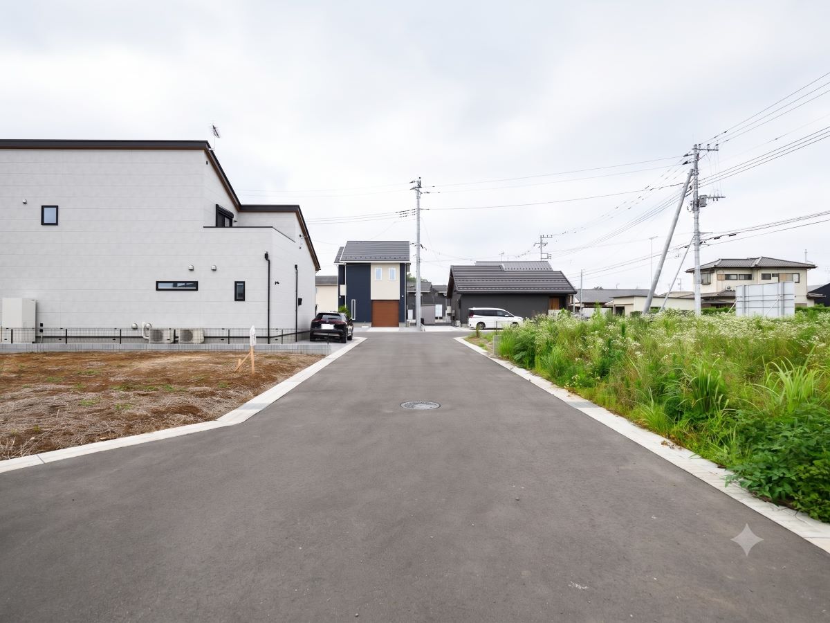 区画29の西側道路です。北道路・西道路共に道路幅6mあるので車のすれ違いも安心です！　
