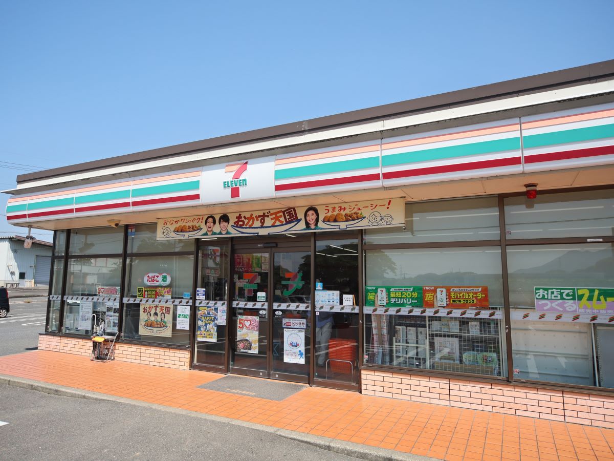セブンイレブン八幡楠橋南1丁目店まで約620m（車で約2分）　24時間営業、コンビニまで徒歩8分。急な買い物にもすぐ行けて便利です。
