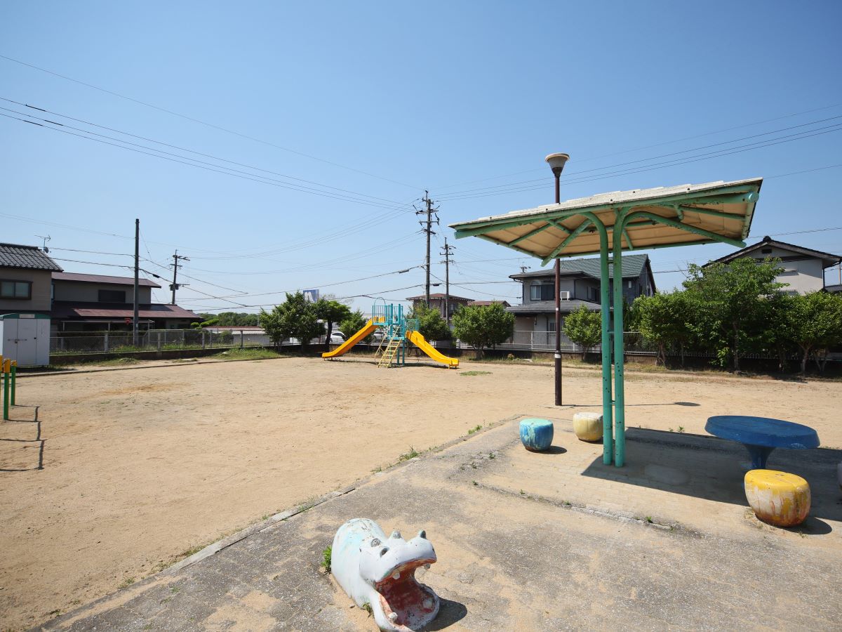 馬場山さざんか公園まで約550m～570m（徒歩7分～8分）　気軽に行ける距離で、毎日のお散歩やお友達と遊ぶのにぴったり。小さなお子様を連れていても目が届きやすい広さの公園です。