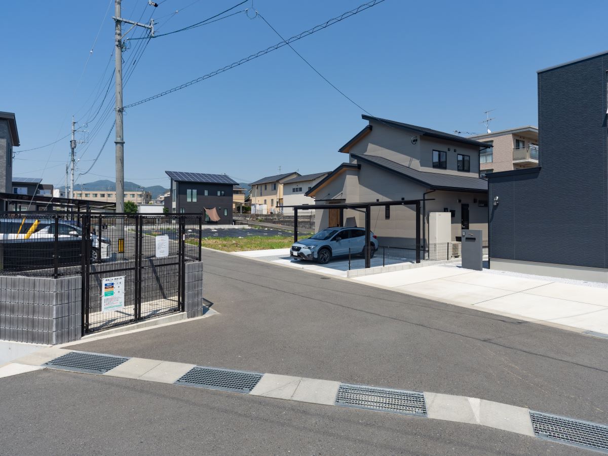 分譲地への進入路です。前面道路が6mあるので、駐車をする際にも安心です！　