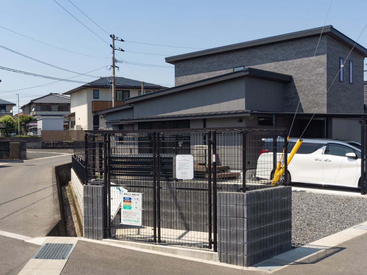 ごみ置き場にはフェンスが設置されており、衛生的ですね。　