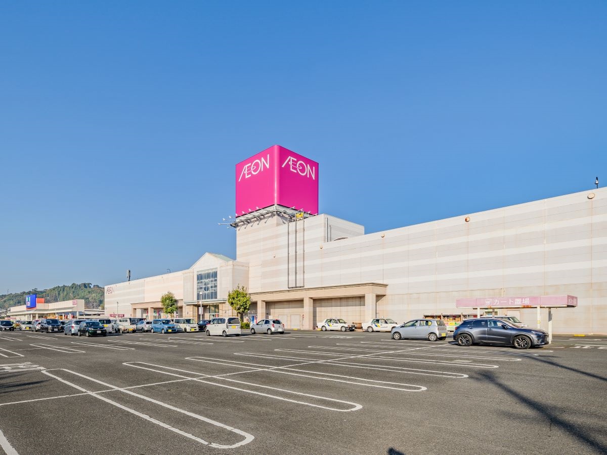 イオン挾間店まで約1.6km～1.7km（徒歩20分～22分）　食品・衣料品・住居関連品（家具・家電など）といった生活必需品全般を数多く取り揃えた地域密着型の総合スーパーです。