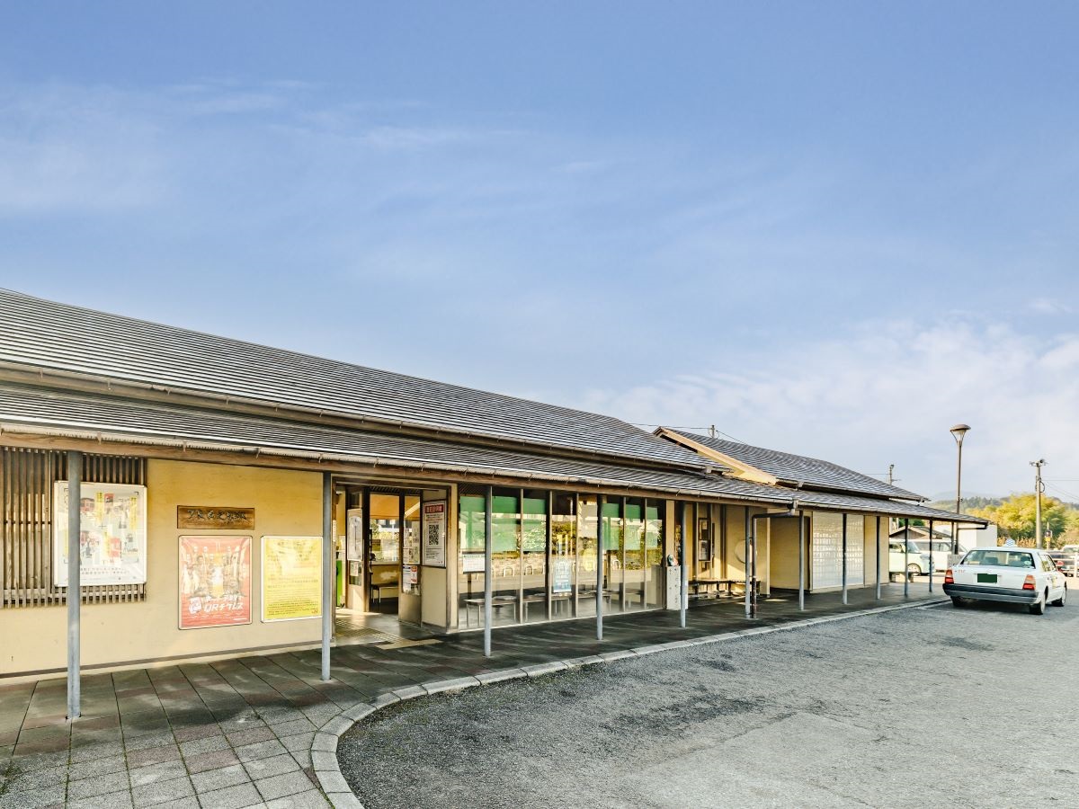 JR向之原駅まで約3.6km～3.8km（車で約10分）　JR九州　久大本線（ゆふ高原線）の駅です。
大分市中心部方面からのバスは向之原駅前で終点となり、庄内・長湯方面とのコミュニティバスと接続してます。